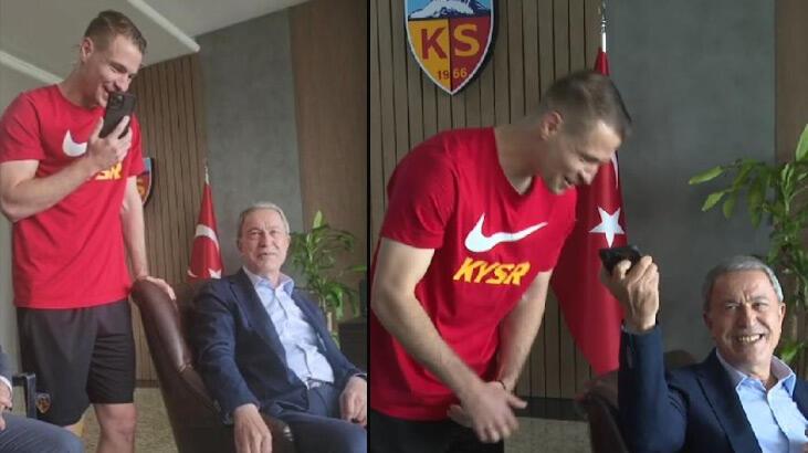 Bakan Akar, Kayserisporlu futbolcuyu Yunanistan Savunma Bakanı ile görüştürdü