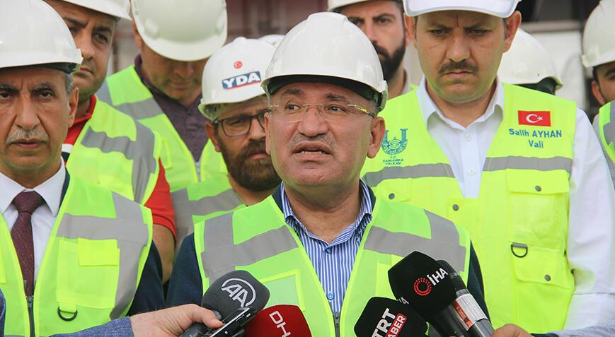 Bakan Bozdağ Şanlıurfa’da kent hastanesi inşaatını gezdi
