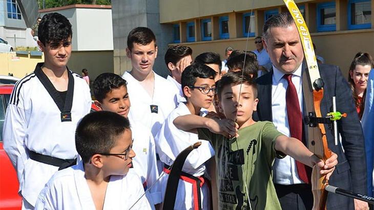 Bakan Dr. Osman Aşkın Bak, öğrencileri GSB Spor Okulları’na davet etti