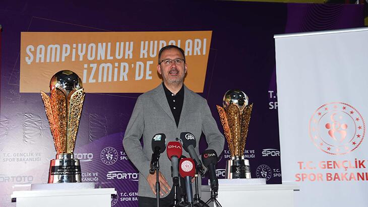 Bakan Kasapoğlu, şampiyonluk kupalarını tanıttı