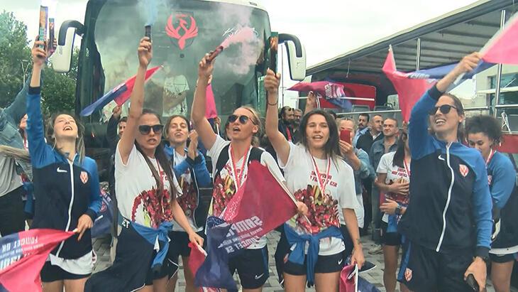 Bayan Futbol Muhteşem Ligi şampiyonu Ankara Büyükşehir Belediyesi FOMGET'e coşkulu karşılama