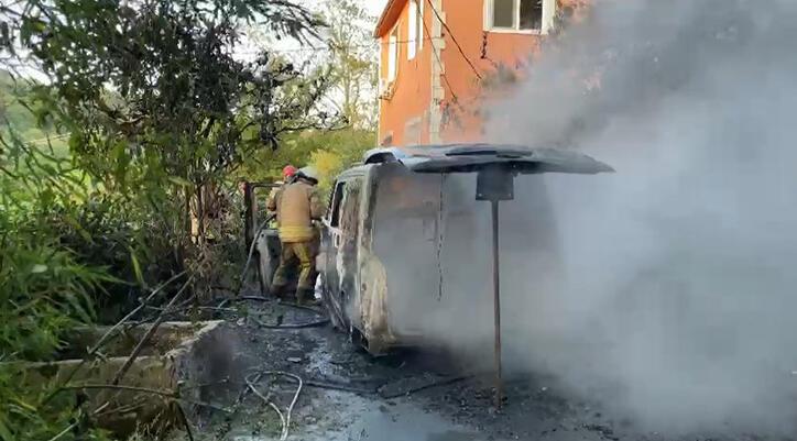 Beykoz'da park halindeki kapalı kasa minibüs alev alev yandı
