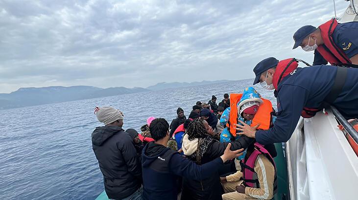 Bodrum açıklarında lastik bottaki 30 kaçak göçmen kurtarıldı