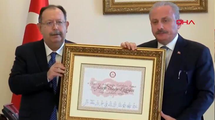 Cumhurbaşkanı Erdoğan için hazırlanan mazbata Şentop'a sunuldu