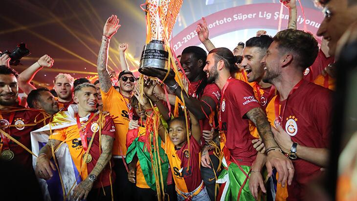 Galatasaray'da bir ayrılık daha! 3 yıllık imza