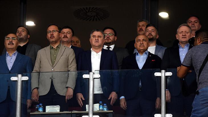 Gençlik ve Spor Bakanı Osman Aşkın Bak, Türkiye Kupası Finali'ni tribünde izledi