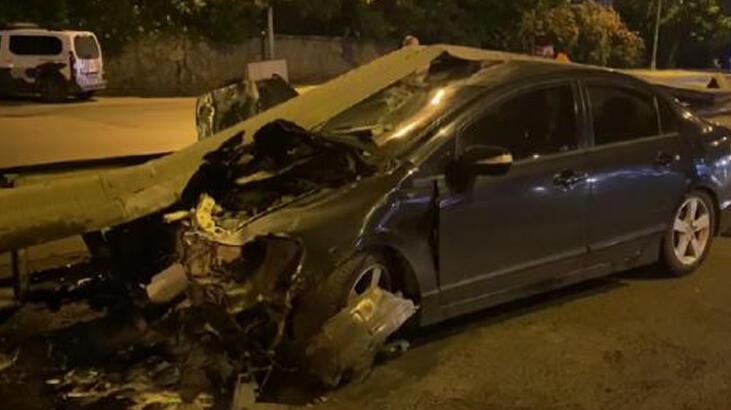 Kadıköy'de araba bariyerlere çarptı: 1 yaralı
