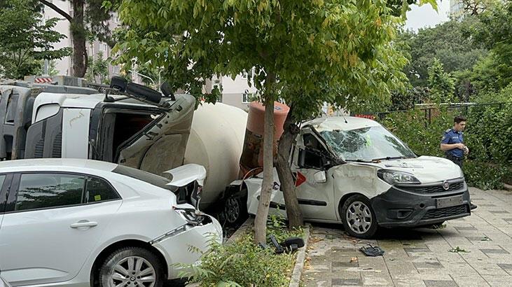Kadıköy’de beton mikseri arabaların üzerine devrildi