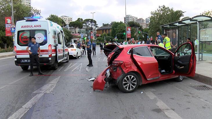 Kadıköy'de park halindeki araca araba çarptı, şoförler yaralandı