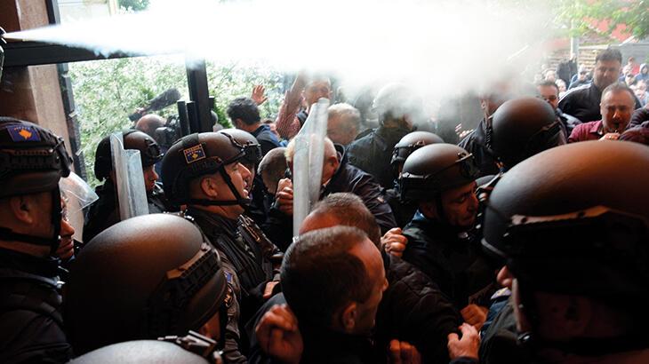 Kosova'nın kuzeyinde gerginlik tırmandı! Polisle göstericiler baş kafa geldi