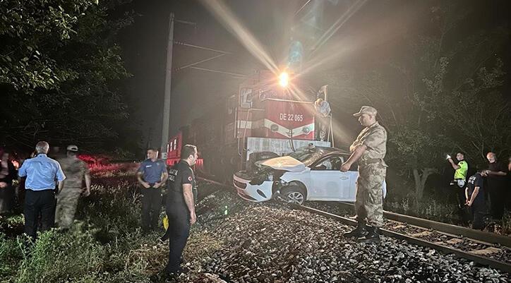 Malatya’da yolcu treni hemzemin geçitte arabaya çarptı: 1 meyyit