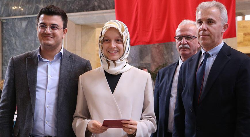 Meclisin en genç milletvekili Zehranur Aydemir kaydını yaptırdı