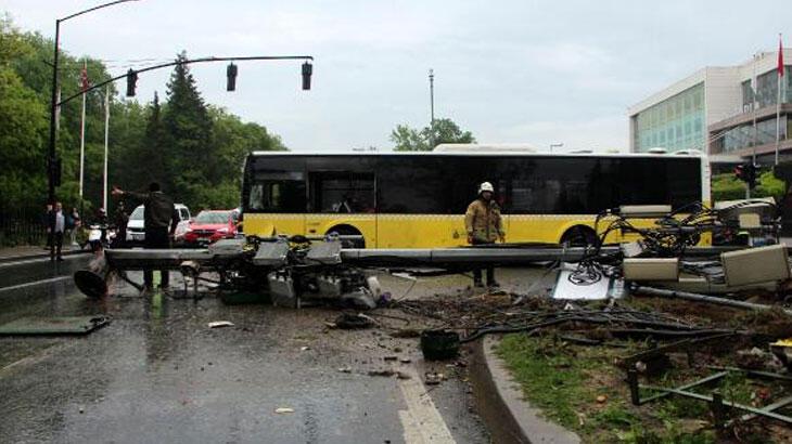 Sarıyer'de İETT otobüsü evvel direğe akabinde arabaya çarptı 