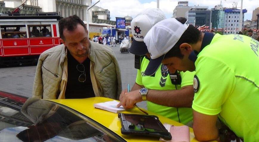 Taksim Meydanı'nda oburunun ehliyeti ile trafiğe çıkan taksici, kontrole takıldı