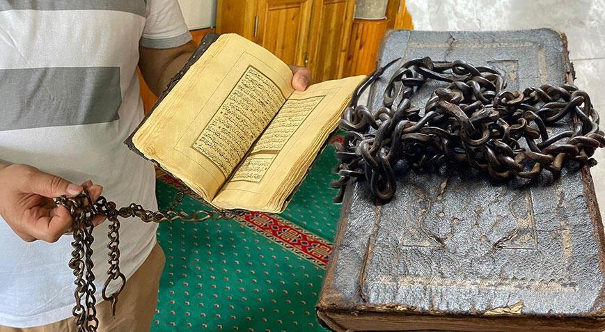 Tam 300 yıldır koruma ediliyor! 'Kur’an-ı Kerim’deki zinciri görenler şaşırıyor'
