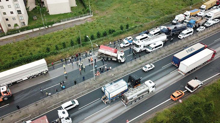 TEM'de kamyon devrildi; Ankara tarafı ulaşıma kapandı