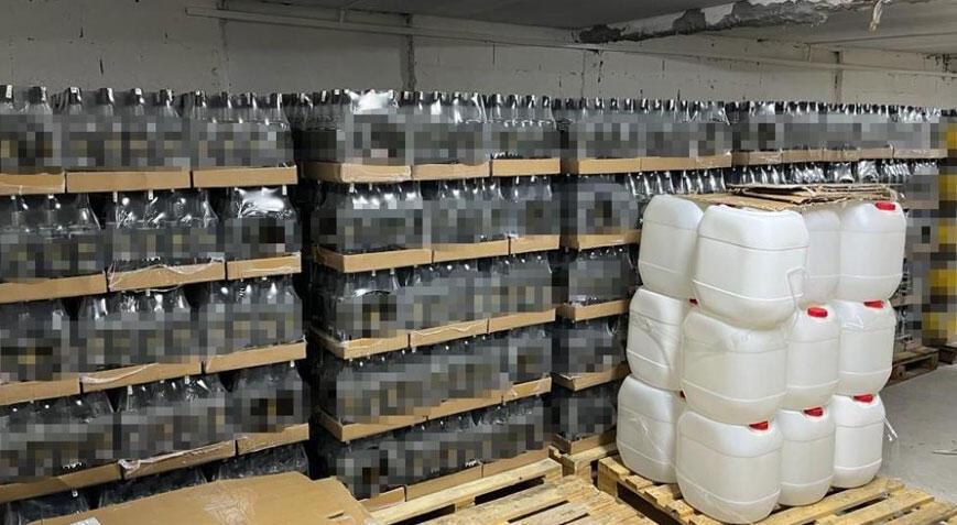 Uydurma içki üreticilerine büyük darbe! 26 bin 300 litre ele geçirildi
