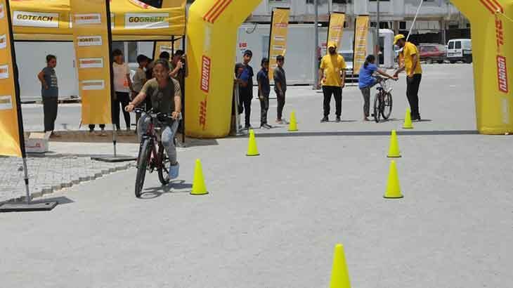 Zelzele bölgesinde çocuklar için bisiklet istasyonları