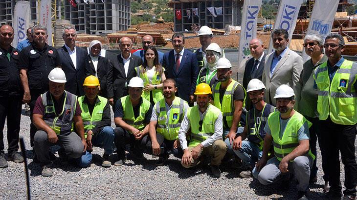 Cumhurbaşkanı Yardımcısı Yılmaz, Kahramanmaraş'ta zelzele konutlarının inşaatını inceledi