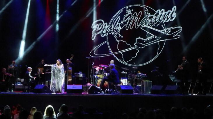 Dünyaca ünlü küme İstanbul'da konser verdi! 'Katibim' sürprizi