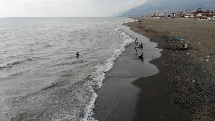 Enkaz kent Hatay'ın 14 kilometrelik plajı bu bayram boş kaldı