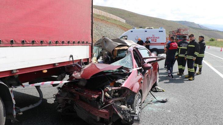 Erzincan'da araba TIR'ın altına girdi: 2 meyyit, 3 yaralı