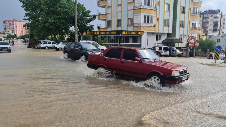 Kadirli'de sağanak: Cadde ve sokaklar suyla doldu