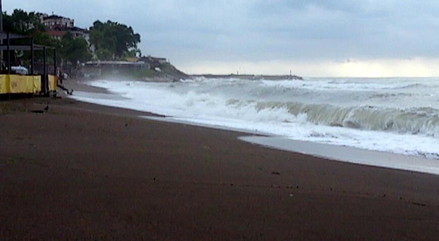 Fırtına uyarısı yapılmıştı! Akçakoca'da denize girmek yasaklandı