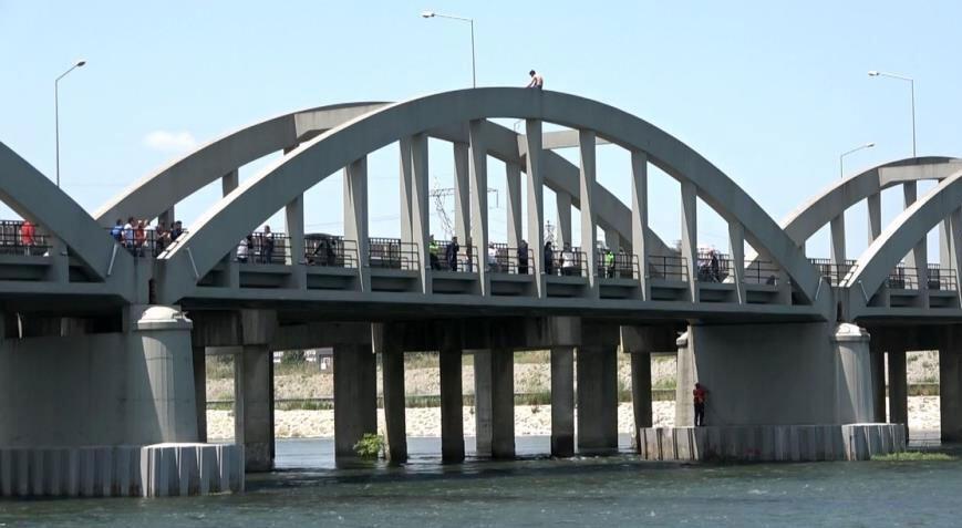 Gelin Köprüsü'nde intihar girişimi! Takımlar alarma geçti