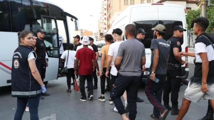 İzmir'de yaklaşık 200 sistemsiz göçmen, operasyonla yakalandı