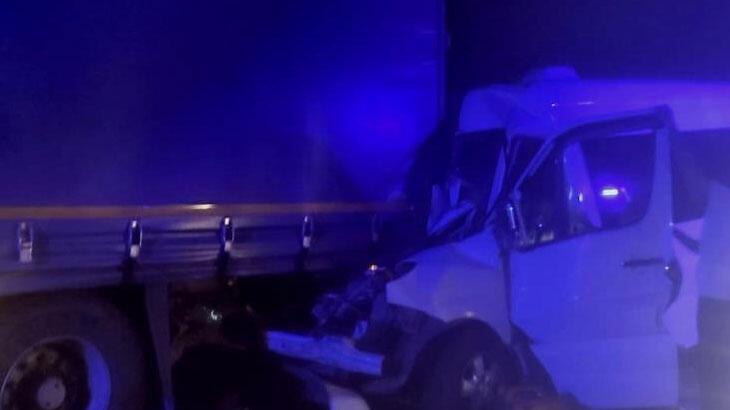 Kırkpınar güreşçilerini taşıyan minibüs TIR'a çarptı: 9 yaralı