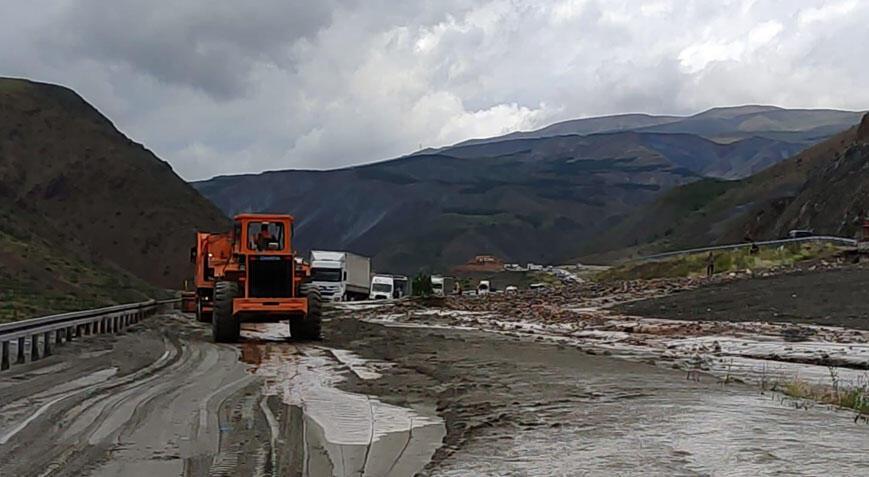 Selin taşıdığı çamur nedeniyle Erzincan-Sivas kara yolu ulaşıma kapandı