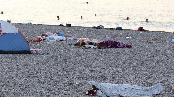 Antalya'da sıcaktan bunalanlar kıyıda sabahladı