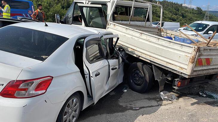 Araba acil dönüş noktasındaki kamyonete çarptı: 11 yaralı