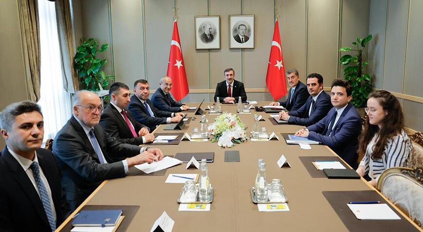 Cumhurbaşkanı Yardımcısı Cevdet Yılmaz Azerbaycan İktisat Bakanı ile görüştü