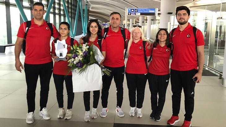 Dünya şampiyonu genç ulusallar, İstanbul Havalimanı'nda çiçeklerle karşılandı