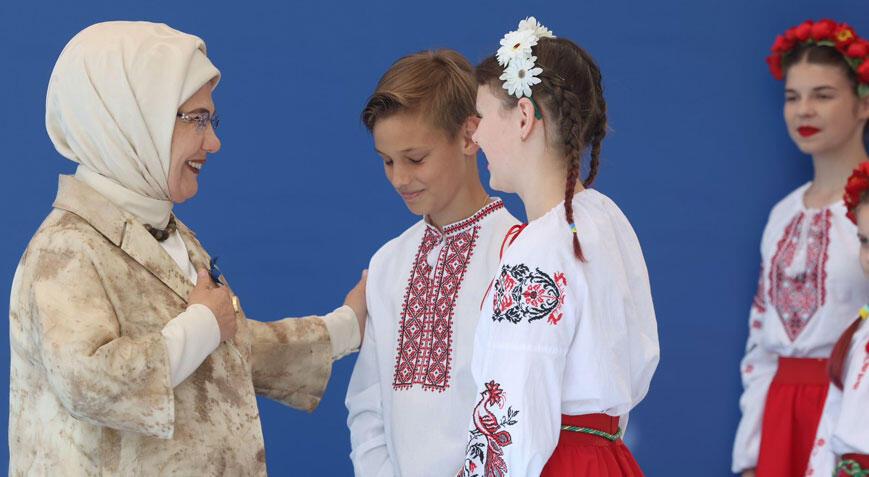 Emine Erdoğan Vilnius’ta savaş mağduru Ukraynalı bayan, genç ve çocuklarla bir ortaya geldi