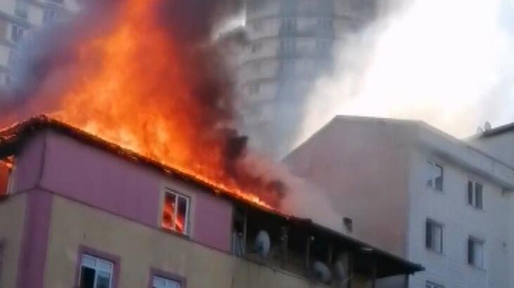 Esenyurt'ta binada yangın! Çatı katı alev alev yandı