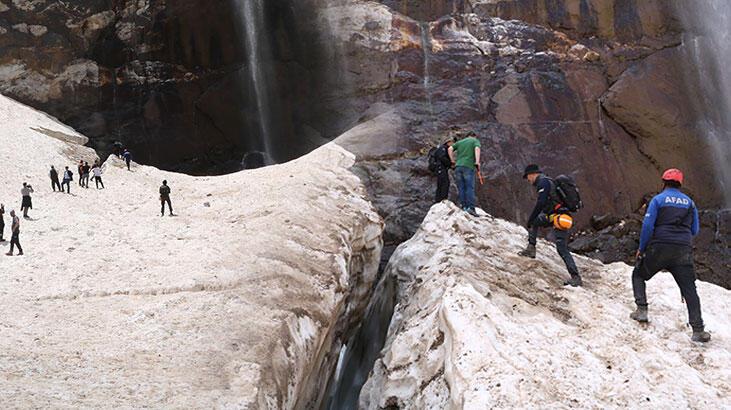 Hakkari'de buzullara düşen 2 dağcı: Deneyimli 12 kişilik kurtarma takımı bölgede
