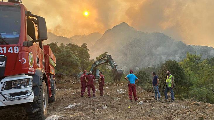 İki kentte orman yangınları sürüyor: 3 mahalle boşaltıldı
