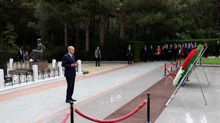 Kurtulmuş, Haydar Aliyev'in Anıt Mezarı'na çelenk bırakıp Türk Şehitliğini ziyaret etti