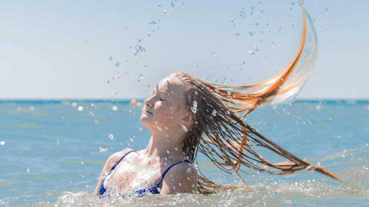Saçlarınızı yaz güneşinden koruyan 6 kolay ve tesirli yol