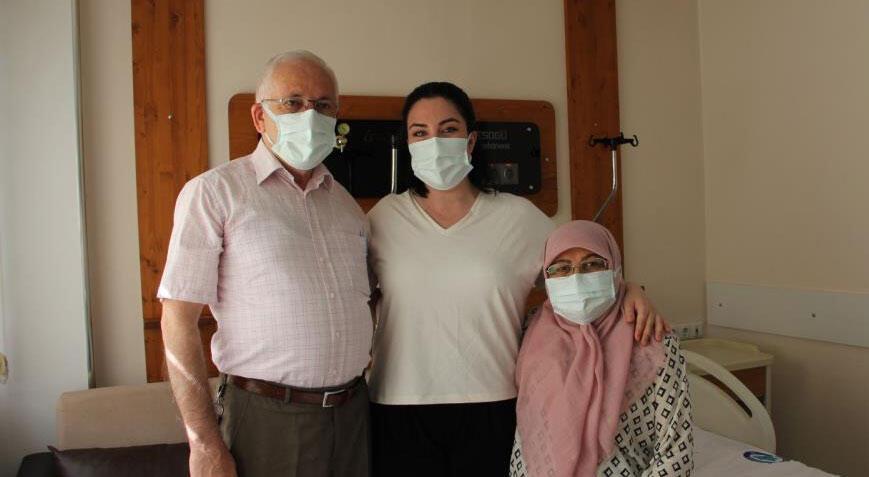 Siroz hastası bayan hayata kızının sayesinde tutundu! 'Karaciğerimin yüzde 70’i annemin içinde'