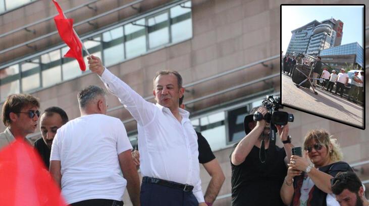 Tanju Özcan CHP Genel Merkezi önünde! 'Koltuk Sevdalısı Kılıçdaroğlu sana koltuk getirdim'