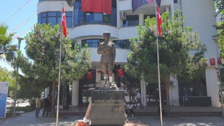 Trabzon'da balyozla Atatürk heykeline hücum