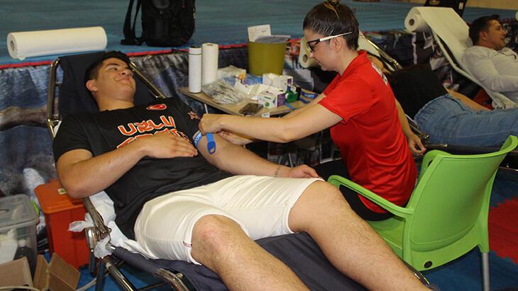 Ulusal grup atletlerinden kan bağışı farkındalığı