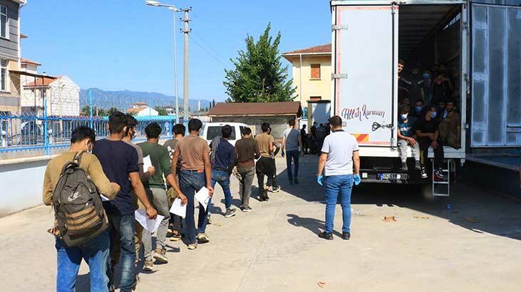 50 kaçak göçmen kapalı kasa kamyonda yakalandı