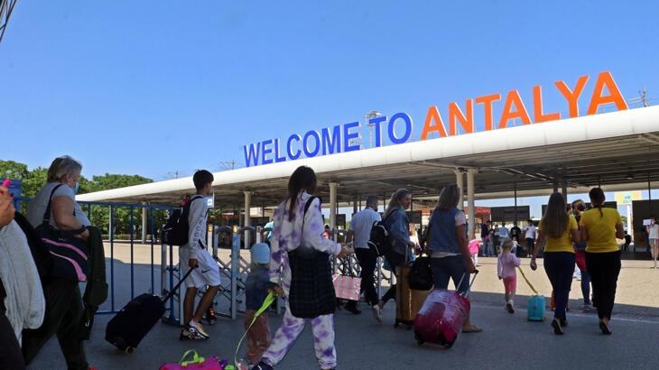 9 milyon turist Antalya'ya geldi