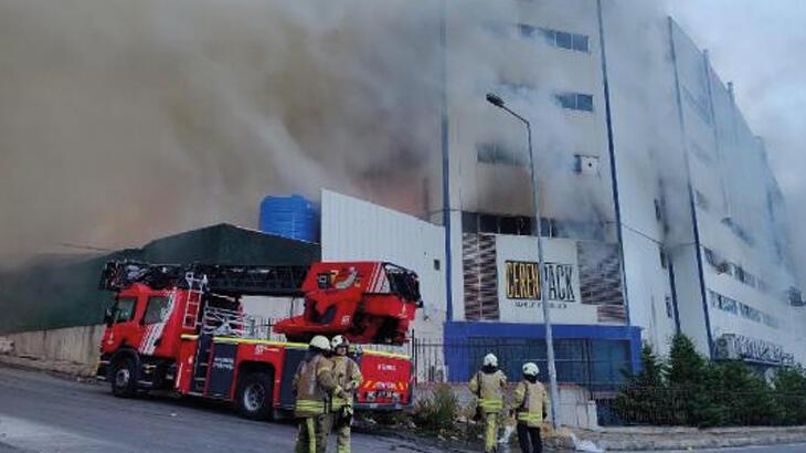 Arnavutköy'de 4 katlı bir fabrikada yangın! Takımlar müdahale ediyor
