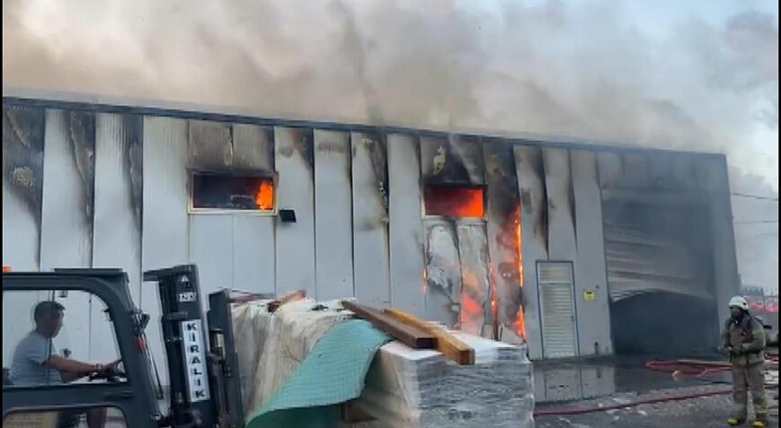 Ataşehir'de iş yeri deposunda yangın! Takımlar sevk edildi